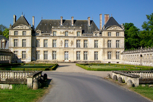 La Belle Et La Bete filming location: Chateau Raray, France