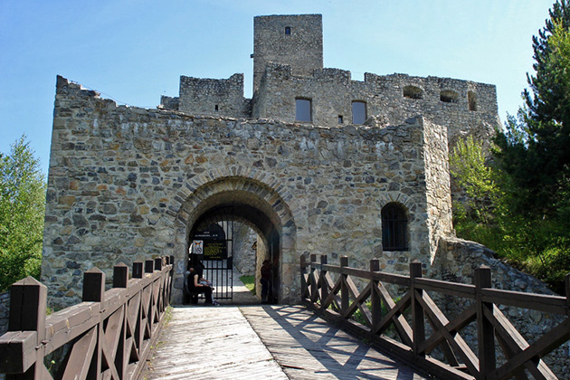 Dragonheart film location: Strecno Castle, Slovakia