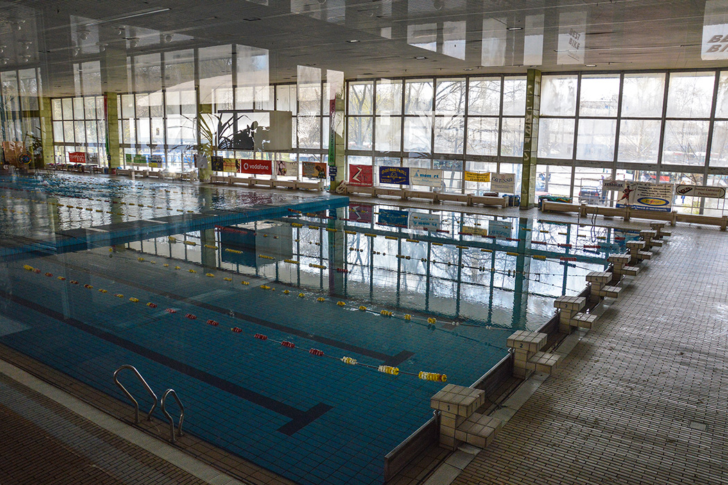 Red Sparrow filming location: Fabó Éva Swimming Pool, Építők útja 9, 2400 Dunaújváros, Hungary